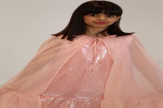 صورة فستان وردي بلمعة ترتر شال